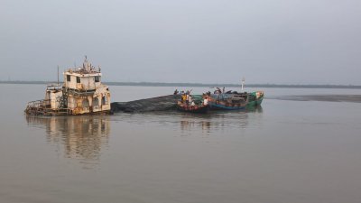 ভারতের পশ্চিমবঙ্গের দক্ষিণ চব্বিশ পরগনা জেলার মুড়িগঙ্গা নদীর চরায় ডুবে যাওয়া এমভি তামজিদ নাসির।