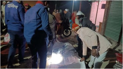 কুষ্টিয়ার কুমারখালীতে সড়ক দুর্ঘটনায় নিহত ব্যক্তির লাশ উদ্ধার করে নিয়ে যাচ্ছে পুলিশ। ছবি: বাংলা ট্রিবিউন