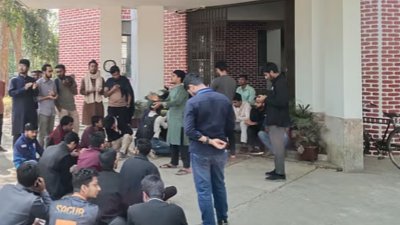 সিলেটের শাহজালাল বিজ্ঞান ও প্রযুক্তি বিশ্ববিদ্যালয় কেন্দ্রীয় ছাত্র সংসদ (শাকসু) নির্বাচনের দাবিতে আবার ক্যাম্পাসে বিক্ষোভ করেছেন প্রার্থী ও শিক্ষার্থীরা