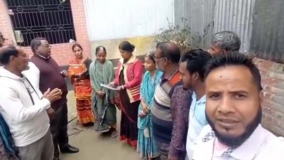  ভোটারদের ‘না’ ভোট দিতে উদ্বুদ্ধ করছেন বিএন‌পি নেতা মুকুল (বাঁ থেকে দ্বিতীয়)
