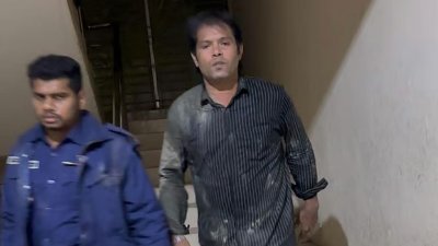 কাদায় আটকে পড়া আওয়ামী লীগ নেতা গ্রেফতার