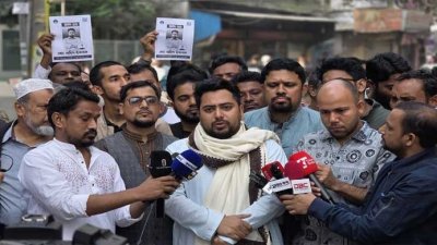 সাংবাদিকদের সঙ্গে কথা বলছেন নাহিদ ইসলাম (ফাইল ছবি)
