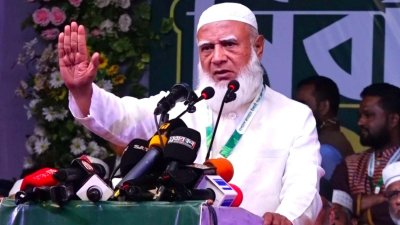 পাবনায় নির্বাচনি জনসভায় বক্তব্য দেন