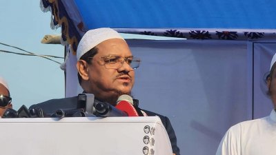 নির্বাচনি জনসভায় বক্তব্য দিচ্ছেন ইসলামী আন্দোলন বাংলাদেশের আমির মুফতি সৈয়দ মুহাম্মদ রেজাউল করীম