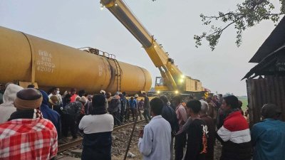 তেলবাহী ট্রেনের লাইনচ্যুত দুটি ওয়াগন উদ্ধার করা হয়েছে