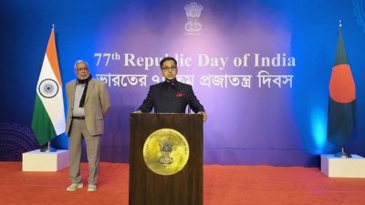 ঢাকার হোটেল র‍্যাডিসন ব্লু গার্ডেনে কথা বলছেন ঢাকায় নিযুক্ত ভারতের হাইকমিশনার প্রণয় ভার্মা। ছবি: বাংলা ট্রিবিউন