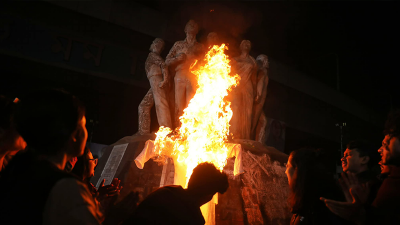 ঢাকা বিশ্ববিদ্যালয়ের রাজু ভাস্কর্যে জামায়াত নেতার কুশপুত্তলিকা দাহ করা হয়