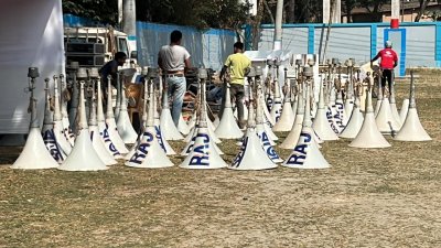 চট্টগ্রামের পলোগ্রাউন্ড মাঠে বিএনপির চেয়ারম্যান তারেক রহমানের জনসভার আগের দিন শনিবার রাতে ১৮টি মাইক এবং পাঁচ কয়েল বৈদ্যুতিক তার চুরি