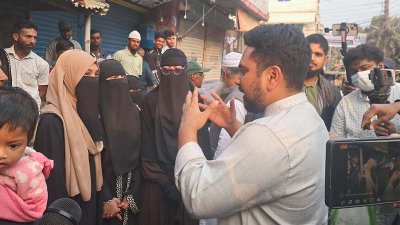 এলাকার নানা সমস্যার কথা শোনেন নাহিদ ইসলাম