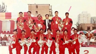 উপরে সর্বডানে লাল দাগ চিহ্নিত মোহাম্মদ শাহ আলম।