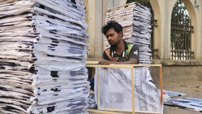 ব্যস্ততা বেড়েছে ফেস্টুনের কাঠের ফ্রেম তৈরির কারিগরদের (ছবি: মেহেদী হাসান)