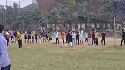 ঢাবির কেন্দ্রীয় মাঠে কিশোরদের কান ধরিয়ে উঠবস করানোর ভাইরাল ভিডিও থেকে নেওয়া স্থিরচিত্র