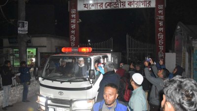 কারাফটকে নিয়ে আসা হয় ছাত্রলীগ নেতা জুয়েল হাসান সাদ্দামের স্ত্রী ও সন্তানের মরদেহ