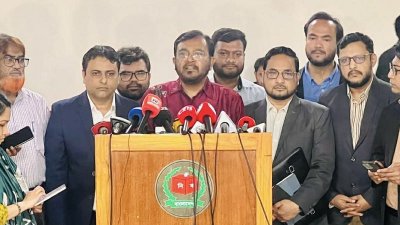 রাজধানীর আগারগাঁওয়ের নির্বাচন ভবনে সাংবাদিকদের সঙ্গে কথা বলছেন এবি পার্টির চেয়ারম্যান মজিবুর রহমান মঞ্জু। ছবি: বাংলা ট্রিবিউন