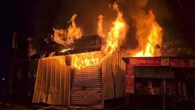 এ সময় স্বতন্ত্র প্রার্থীর সমর্থকের কার্যালয়ে অগ্নিসংযোগের ঘটনাও ঘটেছে