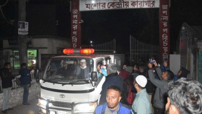 জেল গেটে ছাত্রলীগ নেতা জুয়েল হাসান সাদ্দামকে স্ত্রী ও শিশুসন্তানের মরদেহ দেখানো হয়