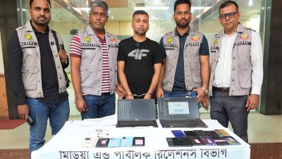 গুলিস্তান থেকে মোবাইলের আইএমইআই নম্বর পরিবর্তন চক্রের মূল হোতা মো. আসাদুজ্জামানকে গ্রেফতার করা হয়। ছবি: ডিএমপি