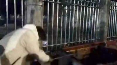 সামাজিক যোগাযোগমাধ্যমে ভাইরাল হওয়া দোকান ভাঙচুরের ভিডিও থেকে নেওয়া ছবি (ফেসবুক থেকে সংগৃহীত)