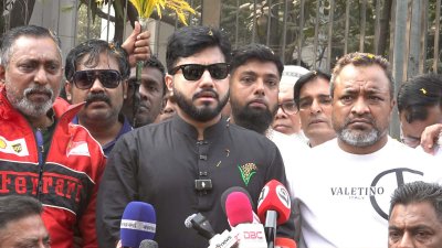 নির্বাচনি গণসংযোগকালে ঢাকা-৬ আসনের বিএনপি প্রার্থী ইঞ্জিনিয়ার ইশরাক হোসেন