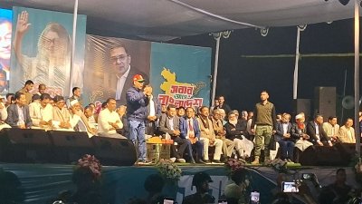 কুমিল্লার সদর দক্ষিণ উপজেলার সুয়াগাজি ফুলতলী মাঠে নির্বাচনি সমাবেশে তারেক রহমান