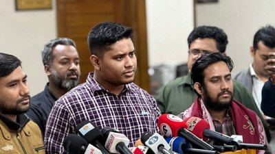 সাংবাদিকদের সঙ্গে কথা বলছেন হাসনাত আবদুল্লাহ