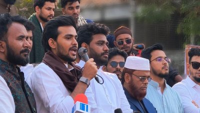 সোমবার বিকালে চট্টগ্রামের বোয়ালখালীর ফুলতলা মোড়ে বক্তব্য দেন এনসিপির মুখপাত্র আসিফ মাহমুদ সজীব ভুঁইয়া