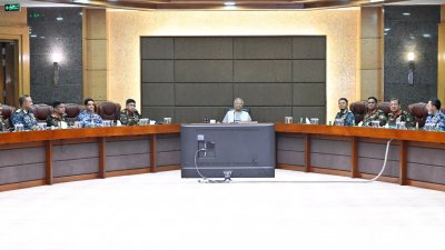 সশস্ত্র বাহিনীর জ্যেষ্ঠ কর্মকর্তাদের সঙ্গে মতবিনিময় সভায় বক্তব্য রাখছেন প্রধান উপদেষ্টা মুহাম্মদ ইউনূস