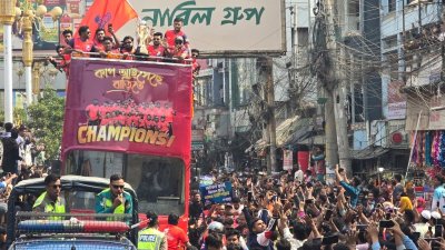 রাজশাহী ওয়ারিয়র্সকে ছাদখোলা বাসে সংবর্ধনা