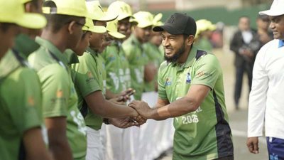 মাইলস্টোন স্পোর্টস ফেস্টিভ্যালে শিক্ষার্থীদের সঙ্গে মুশফিকুর রহিম