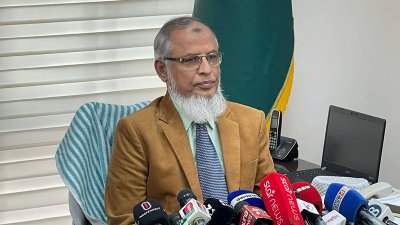 সাংবাদিকদের সঙ্গে কথা বলছেন ইসি মো. আনোয়ারুল ইসলাম সরকার