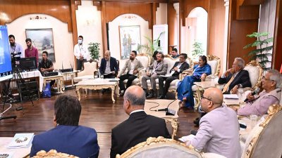রাষ্ট্রীয় অতিথি ভবন যমুনা থেকে তিন পার্বত্য জেলার ১২টি বিদ্যালয়ে ই-লার্নিং কার্যক্রমের আনুষ্ঠানিক উদ্বোধন করেছেন প্রধান উপদেষ্টা অধ্যাপক ড. মুহাম্মদ ইউনূস। ছবি: সংগৃহীত