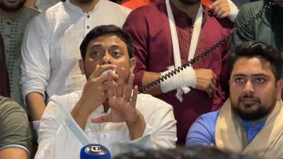 রাজধানীর ফকিরাপুল এলাকায় জরুরি সংবাদ সম্মেলনে কথা বলছেন নাসীরুদ্দীন পাটওয়ারী। ছবি: বাংলা ট্রিবিউন