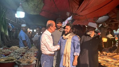 রামপুরা বাজারে নির্বাচনি গণসংযোগ করেন নাহিদ ইসলাম