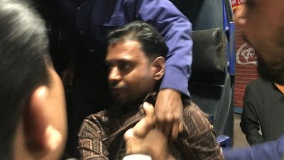 হামলাকারীদের একজনকে গ্রেফতার করে পুলিশ
