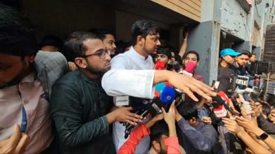 ১ দলীয় জোটের প্রার্থী ও জাতীয় নাগরিক পার্টির (এনসিপি) নেতা নাসীরুদ্দীন পাটওয়ারীকে লক্ষ্য করে ডিম নিক্ষেপ