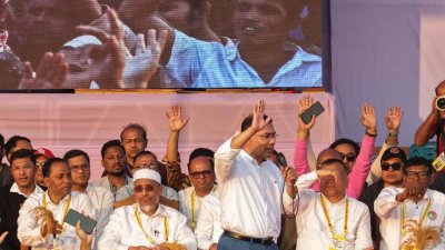 ময়মনসিংহে নির্বাচনি জনসভায় বক্তব্য দিচ্ছেন বিএনপি চেয়ারম্যান তারেক রহমান