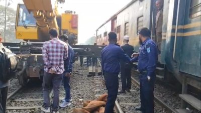 লাইনচ্যুত বগি উদ্ধারের পর ট্রেন চলাচল স্বাভাবিক