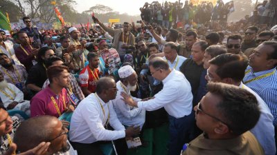 ময়মনসিংহ সার্কিট হাউস ময়দানে সমর্থকদের মাঝে বিএনপি চেয়ারম্যান তারেক রহমান