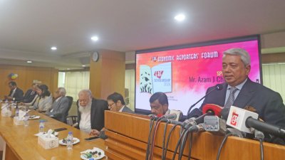 বক্তব্য রাখছেন আজম জে চৌধুরী