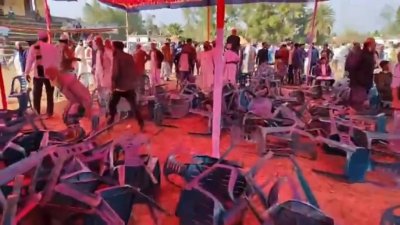 সামনের সারির চেয়ারে বসাকে কেন্দ্র করে শেরপুরে বিএনপি ও জামায়াতের সমর্থকের মধ্যে সংঘর্ষের ঘটনা ঘটে
