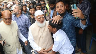 রাজধানীর উত্তর কাফরুল এলাকায় নির্বাচনি জনসংযোগে ডা. শফিকুর রহমান (ছবি: জামায়াতের মিডিয়া সেল)