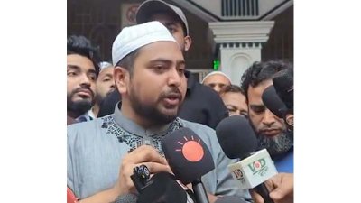 সাংবাদিকদের সঙ্গে কথা বলছেন নাহিদ ইসলাম