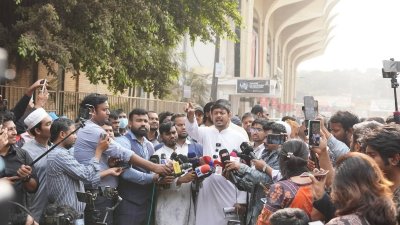 সাংবাদিকদের সঙ্গে কথা বলছেন নাসীরুদ্দীন পাটওয়ারী