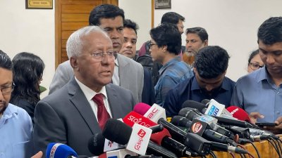 রাজধানীর আগারগাঁওয়ের নির্বাচন ভবনে সাংবাদিকদের সঙ্গে কথা বলছেন ইসি সচিব আখতার আহমেদ। ছবি: বাংলা ট্রিবিউন