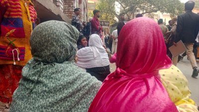 আদালত প্রাঙ্গণে জেসমিন ও তার মা। ছবি: বাংলা ট্রিবিউন