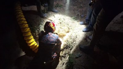 চট্টগ্রামের রাউজান উপজেলায় গভীর নলকূপের জন্য খোঁড়া গর্তে পড়ে যাওয়া চার বছরের শিশুটিকে চার ঘণ্টা পর মৃত অবস্থায় উদ্ধার