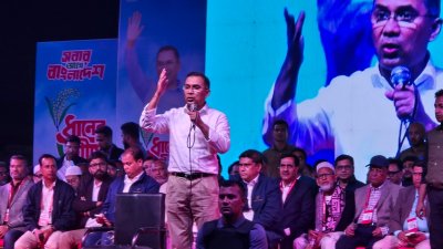 বৃহস্পতিবার সন্ধ্যায় নওগাঁয় নির্বাচনি জনসভায় বক্তব্য দেন বিএনপির চেয়ারম্যান তারেক রহমান