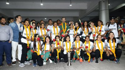 বিমানবন্দরে ফুলেল শুভেচ্ছায় সিক্ত হন সাবিনারা।