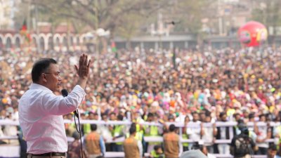 রাজশাহীর ঐতিহাসিক মাদ্রাসা মাঠে নির্বাচনি জনসভায় সমর্থকদের উদ্দেশে হাত নেড়ে শুভেচ্ছা জানাচ্ছেন তারেক রহমান