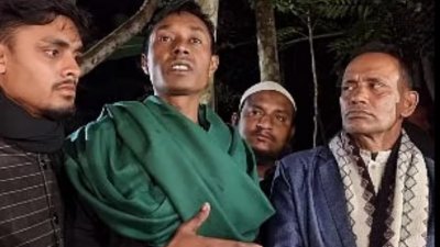 বুধবার সন্ধ্যার পর বাগেরহাটে পৌঁছে স্ত্রী-সন্তানের কবর জিয়ারত করে গণমাধ্যমকর্মীদের সঙ্গে কথা বলেন সাদ্দাম